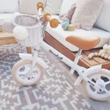 wiklinowy-koszyk-na-rower-biegowy-bialy-na-paski-dumpy-mini-z-pomponami-rodzaj-przedni
