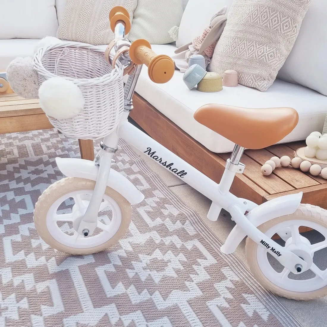 wiklinowy-koszyk-na-rower-biegowy-bialy-na-paski-dumpy-mini-z-pomponami