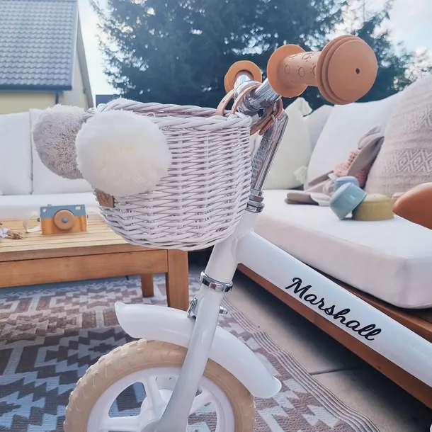 wiklinowy-koszyk-na-rower-biegowy-bialy-na-paski-dumpy-mini-z-pomponami-marka-bez-marki