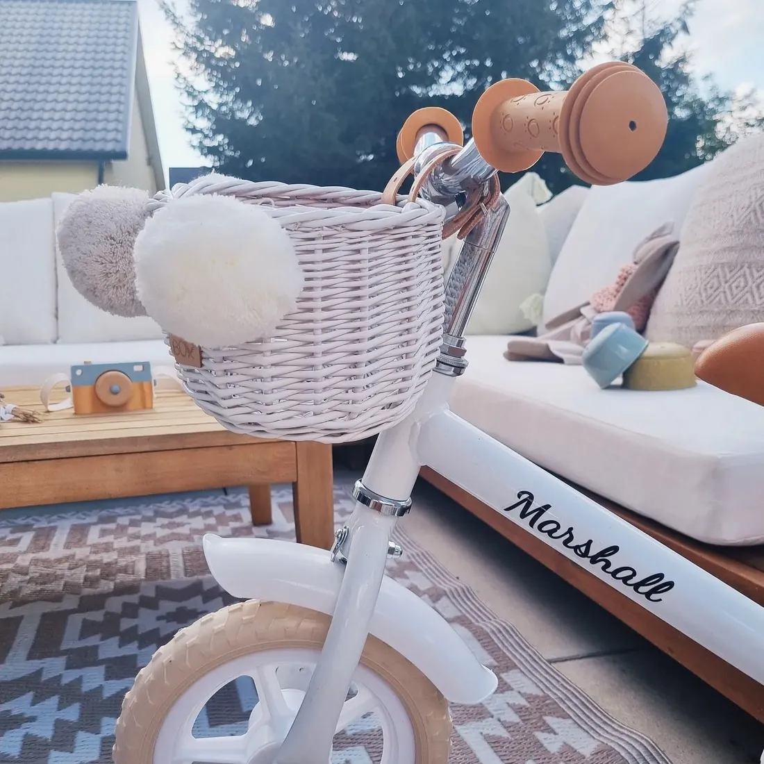 wiklinowy-koszyk-na-rower-biegowy-bialy-na-paski-dumpy-mini-z-pomponami-stan-nowy