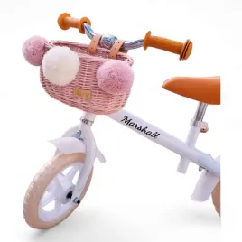 wiklinowy-koszyk-na-rower-biegowy-rozowy-na-paski-dumpy-mini-z-pomponami