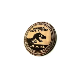 greatergreatergreater-jurassic-rated-4x4-50mm-zloty-emblemat-naklejka-logo-zamiennik-znaczek