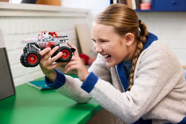 lego-technic-monster-jamtm-thunderroarustm-z-napedem-typu-pull-back