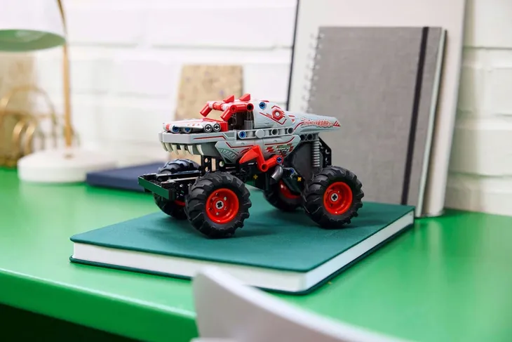 lego-technic-monster-jamtm-thunderroarustm-z-napedem-typu-pull-back