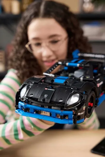 lego-technic-samochod-wyscigowy-porsche-gt4-e-performance