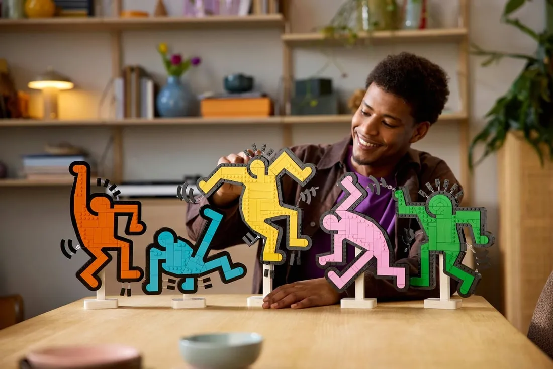 lego-art-keith-haring-tanczace-postacie