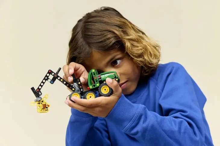 lego-technic-harwester-kolowy-john-deere-1470h