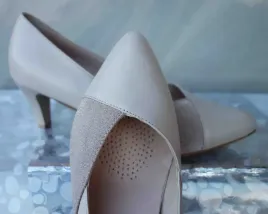 skorzane-czolenko-bezowe-eleganckie-szersze-obcas