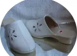 skorzane-biale-klapki-tegosc-h-40-plec-produkt-damski