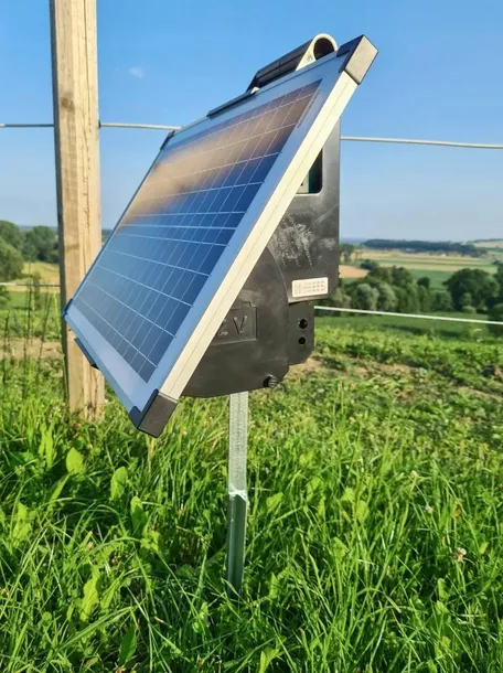 ELEKTRYZATOR SOLARNY TITANS4200 DLA KONI BYDŁA OWIEC I KÓZ 4,2 J KERBL