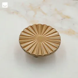 galka-meblowa-okragla-uchwyt-presa-rozetka-zdobiona-zloty-mat-50-mm