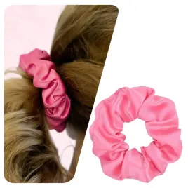 gumka-do-wlosow-satynowa-scrunchie-rozowa-bezpieczna-z-polyskiem-wygodna