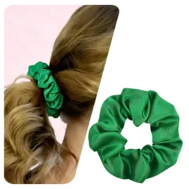 gumka-do-wlosow-satynowa-scrunchie-zielona-bezpieczna-z-polyskiem-wygodna