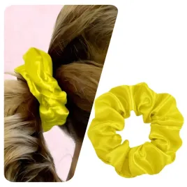 gumka-do-wlosow-satynowa-scrunchies-zolta-bezpieczna-z-polyskiem-wygodna