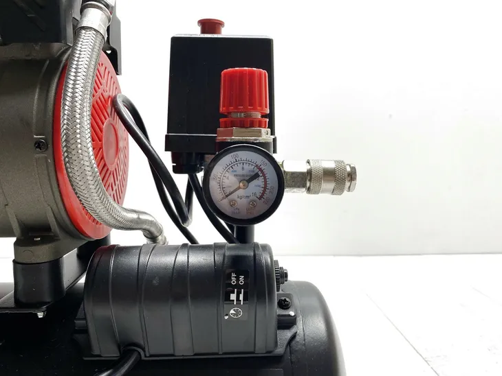 kompresor-sprezarka-einhell-te-ac-6-silent-550w-6l-waga-z-opakowaniem-14-7-kg