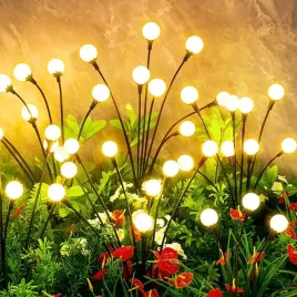 solarne-lampki-na-zewnatrz-czarne-z-bialymi-kuleczkami-na-koncach