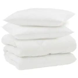 zimowy-koc-z-mikrofibry-w-komplecie-z-poduszkami-bialy-pikowany-design