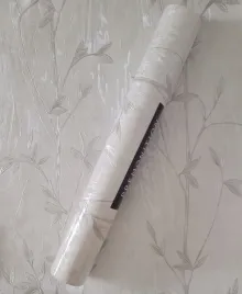 tapeta-scienna-na-flizelinie-kwiaty-liscie-srebrna-salon-brokat-salon