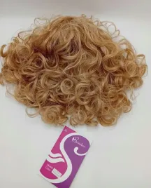 blond-krotka-peruka-z-kreconymi-wlosami-dla-kobiet-z-grzywka-dlugosc-ramion