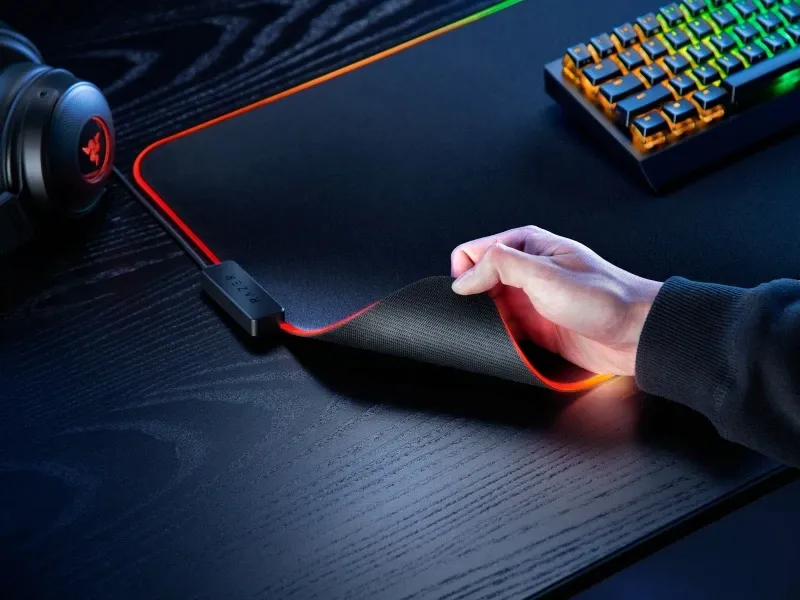 razer-strider-chroma-gaming-mouse-pad