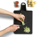 deska-chop2pot-plus-regular-czarna-joseph-joseph-material-wykonania-plastik