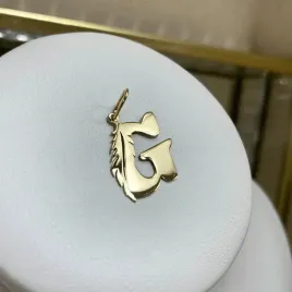zlota-zawieszka-literka-g-z-piorkiem-pr-585