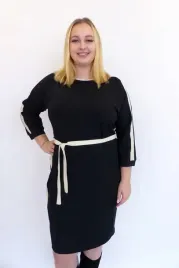 czarna-elegancka-sukienka-wiazana-w-pasie-ze-zlotym-lampasem-44