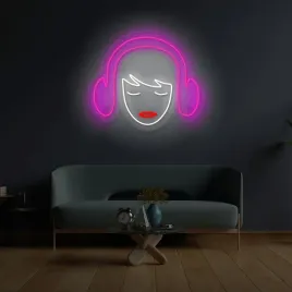 neon-led-kobieta-w-sluchawkach-50x42cm