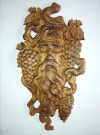 plaskorzezba-dionizos-wino-winny-duch-drewno
