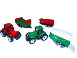 farma-traktor-przyczepa-na-wsi-farmer-traktory
