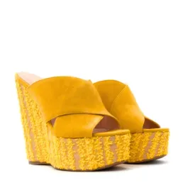 buty-damskie-guess-teisha-klapki-na-koturnie-musztardowe-skorzane