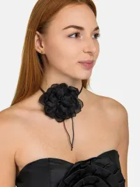naszyjnik-choker-ozdobny-kwiat-na-szyje-roza-na-rzemyku-elegancki-czarny