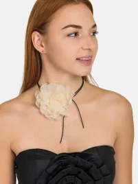 naszyjnik-choker-ozdobny-kwiat-na-szyje-roza-na-rzemyku-elegancki-bezowy