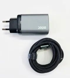 szybka-szara-ladowarka-z-kilkoma-wejsciami-z-kablem-typu-c-c-200w