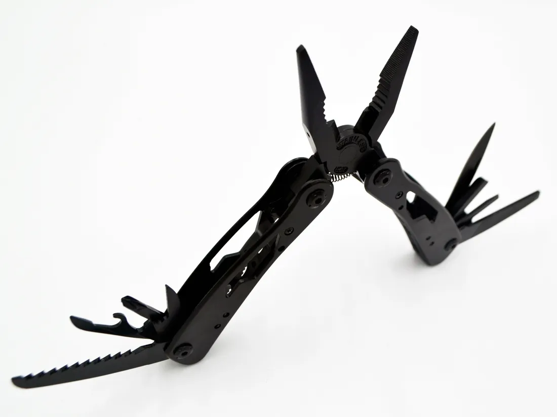 multitool-narzedzie-wielofunkcyjne-scyzoryk-etui
