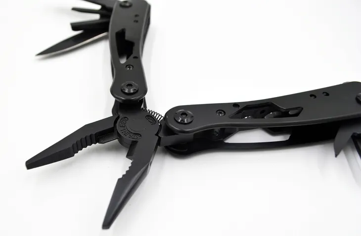 multitool-narzedzie-wielofunkcyjne-scyzoryk-etui-cechy-dodatkowe-futeral