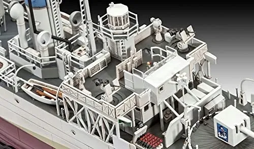 hmcs-snowberry-revell-model-inny