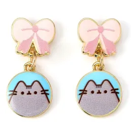 kolczyki-pusheen-z-rozowymi-kokardkami-na-niebieskim-tle