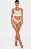biale-koronkowe-stringi-prettylittlething-s-fason-stringi