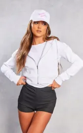biala-zapinana-bluza-prettylittlething-s
