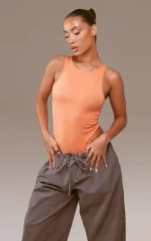 pomaranczowe-body-z-okraglym-dekoltem-prettylittlething-m