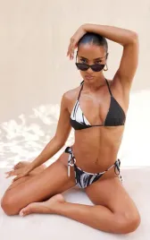 czarny-dol-od-bikini-ze-wzorem-prettylittlething-s