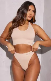 bezowe-dopasowane-majtki-prettylittlething-l