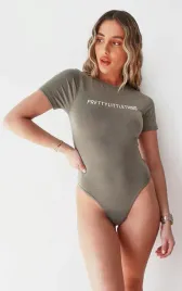 khaki-body-z-krotkim-rekawem-prettylittlething-m