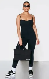 czarny-kombinezon-na-ramiaczkach-prettylittlething-m