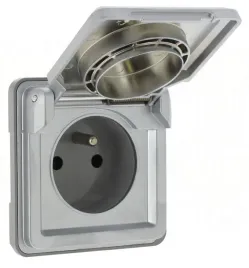 legrand-gniazdo-pojedyncze-z-uziemieniem-ip55-z-klapka-szara-zamykana-na-kl