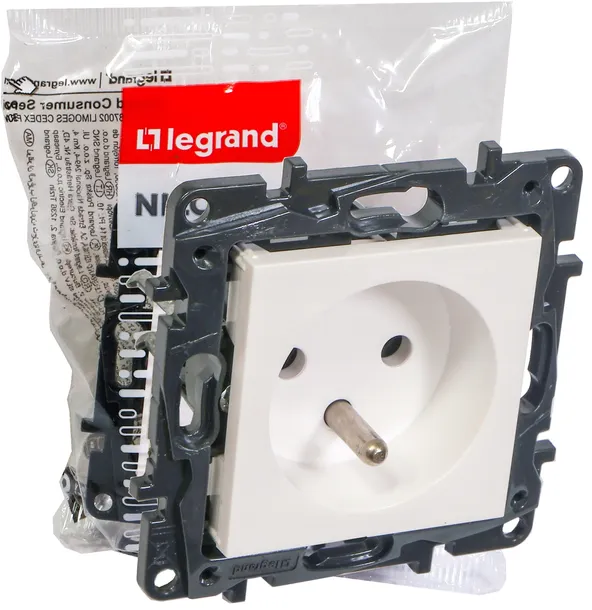 gniazdo-elektryczne-scienne-legrand-bialy-uziemienie-z-uziemieniem