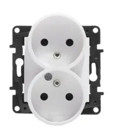 gniazdo-podwojne-z-uziemieniem-2x2p-z-biel-legrand
