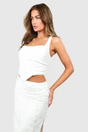 fc12302-boohoo-asymetryczny-zakardowy-top-na-ramiaczkach-22-m