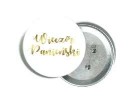 przypinka-biala-ze-zlotym-napisem-na-wieczor-panienski